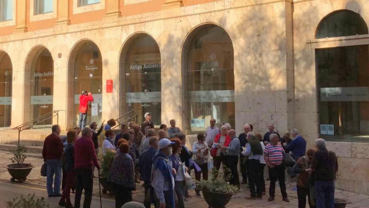 500 turistes es troben tancada l'Antiga Audiència i es queden sense visitar-la