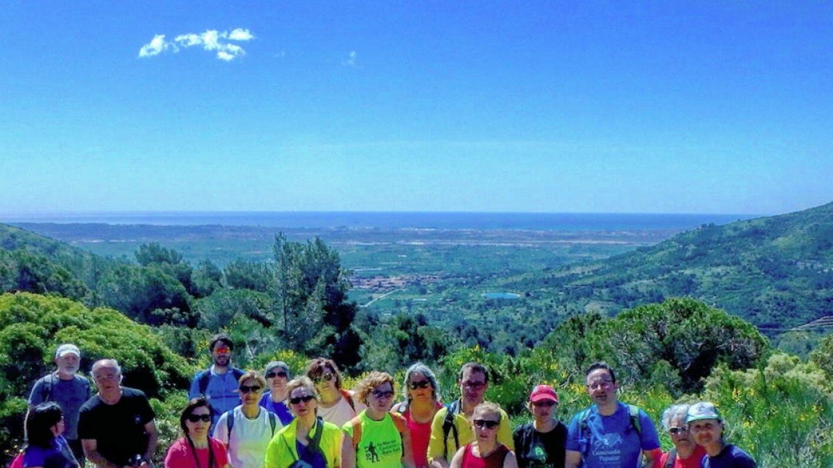 Vint vallencs participen en una marxa nòrdica pels voltants de la Selva del Camp