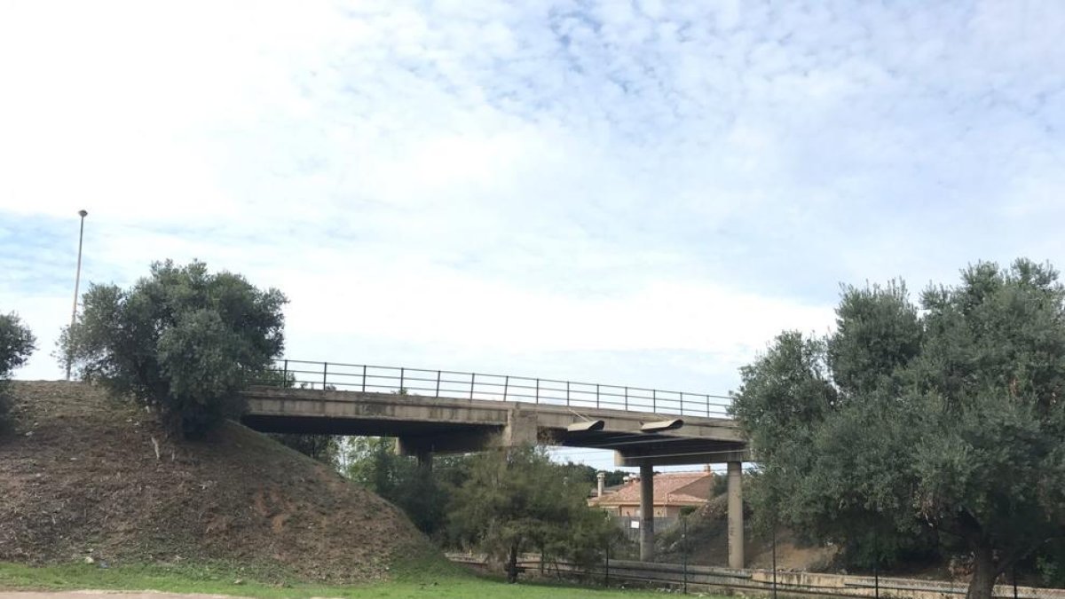 Los vecinos del Regueral, preocupados por el «mal estado» de un puente de la zona