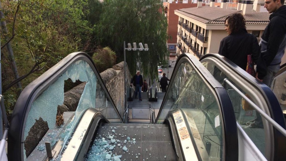 Cae por las escaleras mecánicas al recibir el impacto de un saco de chatarra