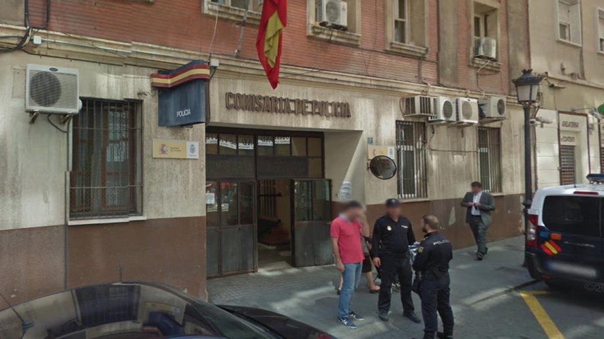 Detingut per abandonar una coneguda al cotxe mentre patia un infart