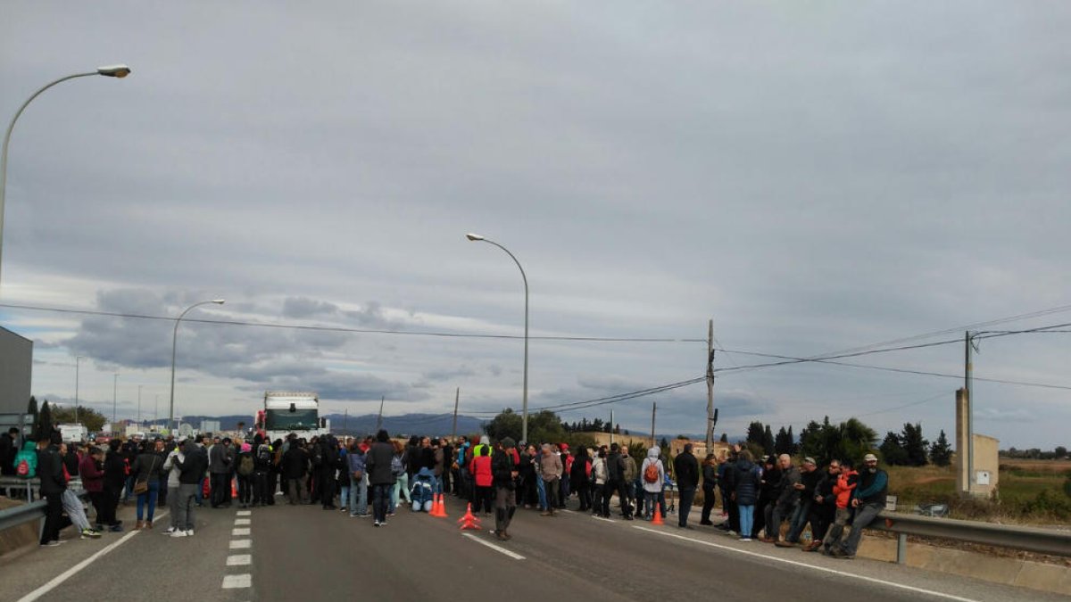 La vaga general afecta una quinzena de carreteres