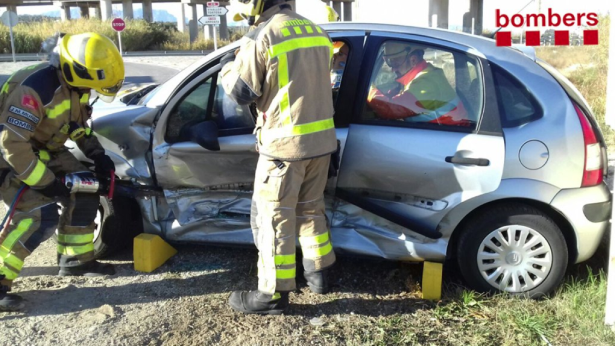 Dos ferits lleus en un accident entre dos vehicles a Amposta