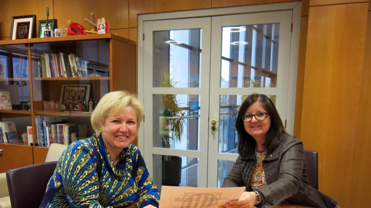 Cambrils entrega el primer certificado a una extranjera que ha hecho los cursos de acogida