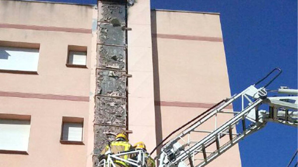 Crema la xemeneia d'una bugaderia a Torredembarra