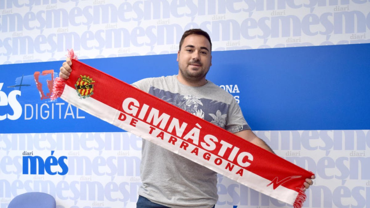 Manuel Algar recoge la bufanda del Nàstic
