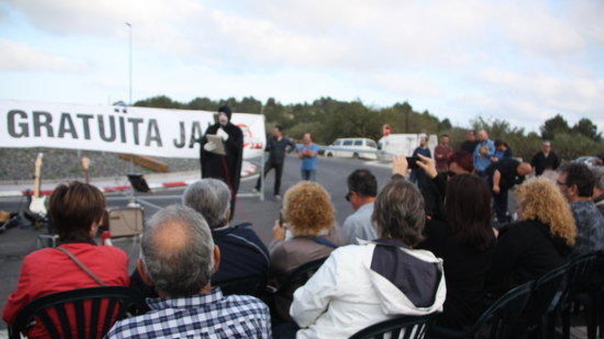 Los vecinos de l'N-340 inauguran una rotonda con el nombre de la ministra de Fomento como protesta