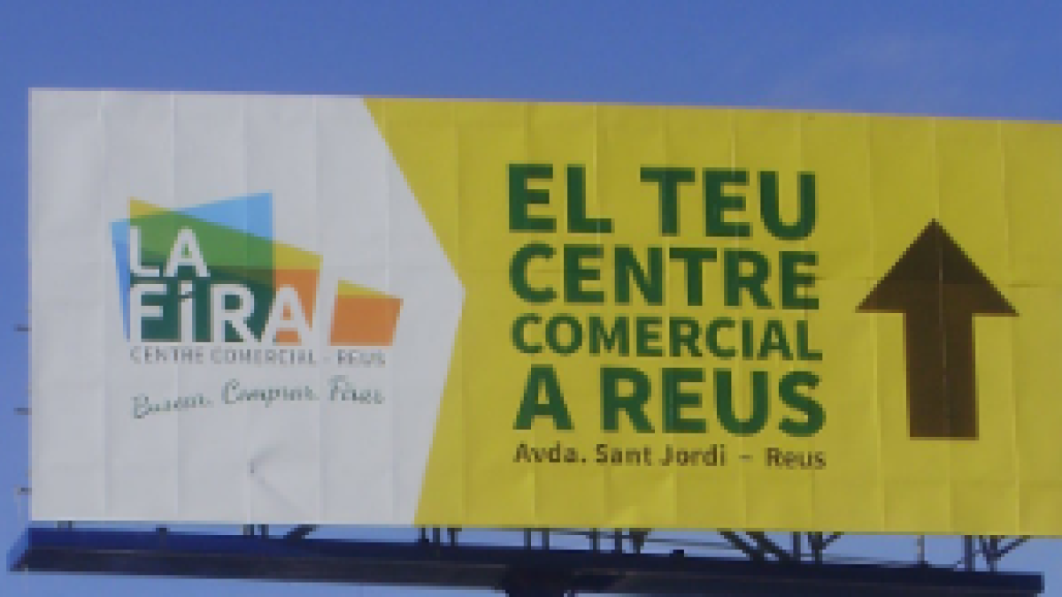 Grupos de jóvenes se suben a la polémica valla publicitaria para hacerse 'selfies'