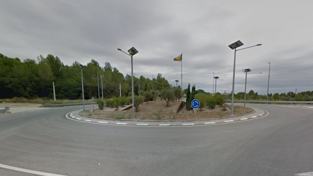 Dos heridos al chocar contra una farola de una rotonda en las Borges