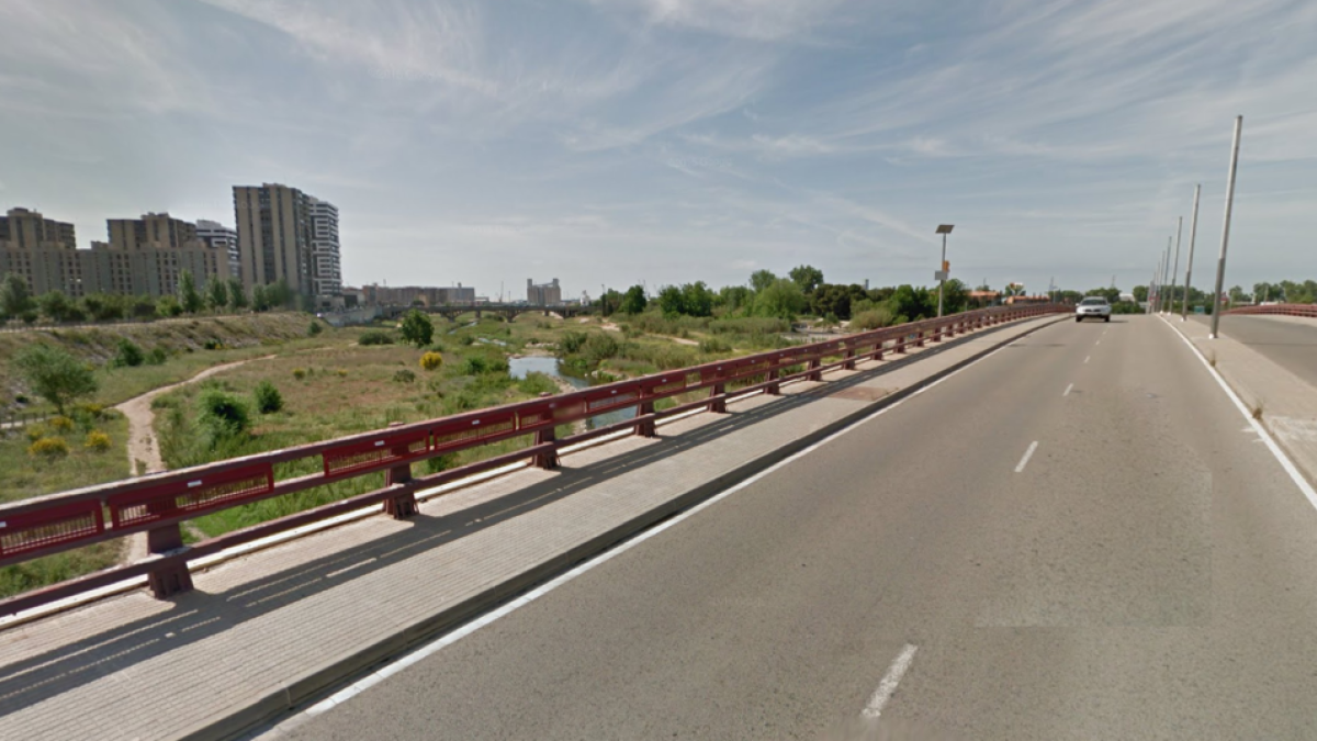 Dos menores heridos de gravedad al caer del puente de Santa Tecla