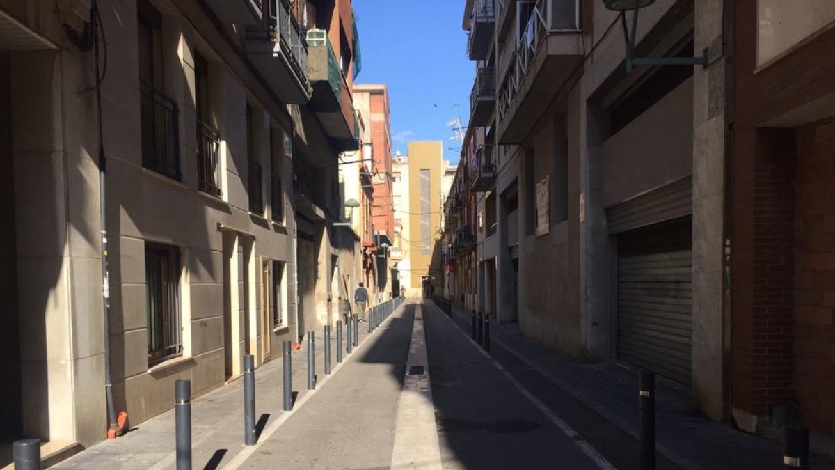 Un hombre amenaza de muerte con un cuchillo a los vecinos del Serrallo