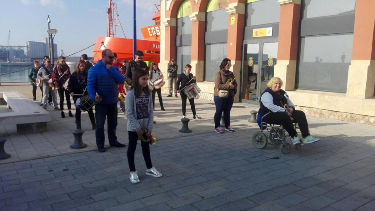 Una cofrade pide participar en la procesión con silla de ruedas