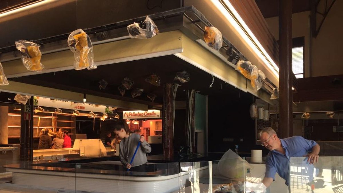 Los paradistas abandonan el entoldado provisional y preparan el nuevo Mercado