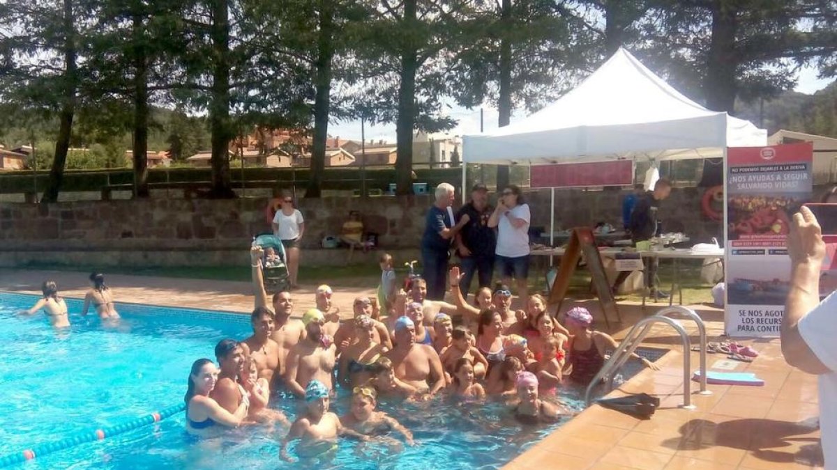 Éxito de participación en la 'nadada' solidaria en Prades