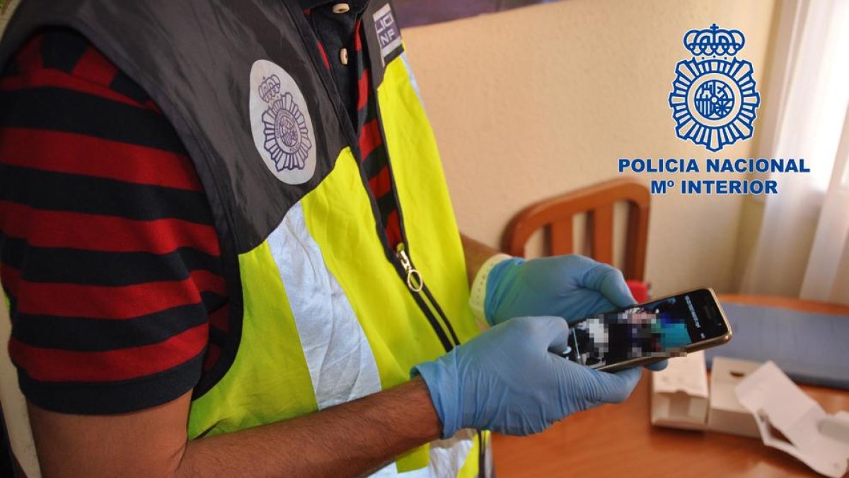 Detenido un tarraconense multireincindent por distribuir pornografía infantil vía Whattsapp en una macrooperación