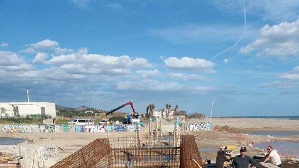 La roquera sobre la Riera de la Episcopal se ha retrasado por|para los temporales