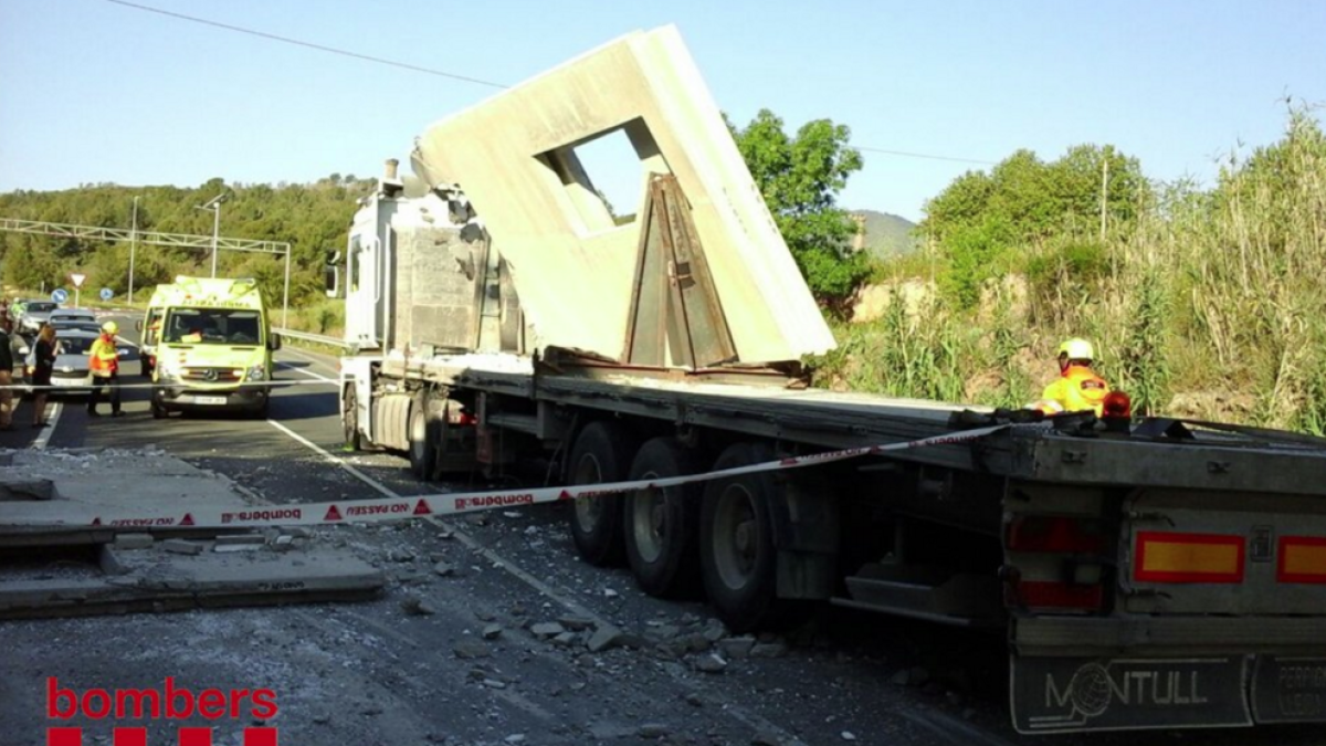 Un ferit en caure una peça de formigó damunt del seu vehicle