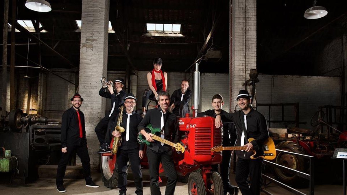 La Rambla Nova vuelve a acoger la verbena de Sant Joan, esta vez con el grupo de versiones Contraband