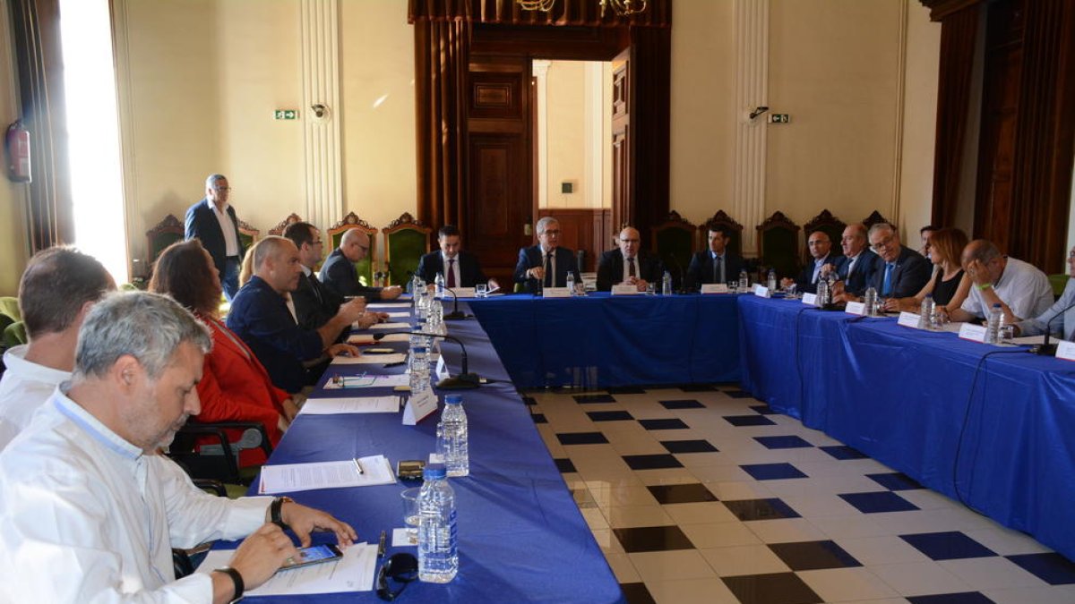 Clam d'institucions, partits polítics i sector químic de Tarragona per reclamar les xarxes elèctriques tancades