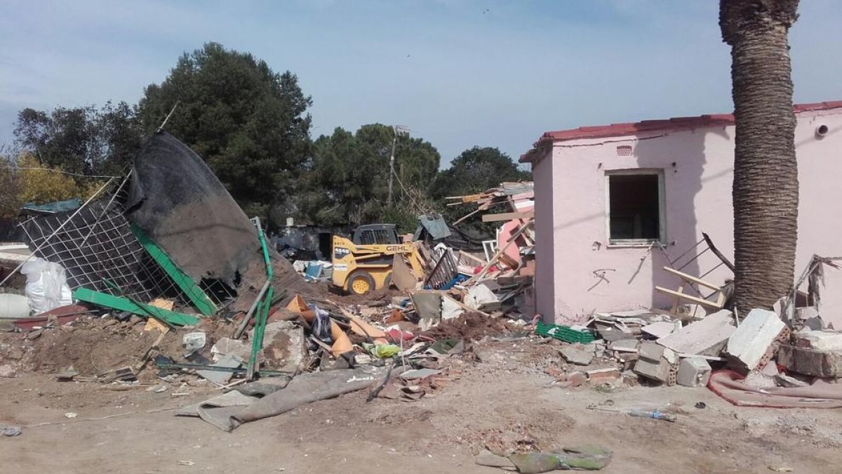 Desahucian una barraca de la carretera del Cementerio