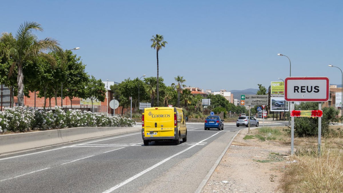 Destrossen i roben els cartells de l'adhesió de Reus a l'AMI instal·lats divendres
