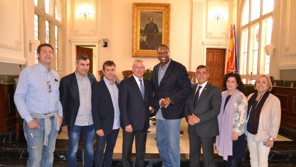 El ex jugador del Barça de baloncesto y embajador del NBA Audie Norris visita Reus