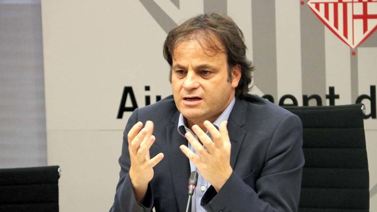 Asens (BComú) carrega contra el pacte del PSC amb «la dreta homòfoba i ultracatòlica d'Unió»