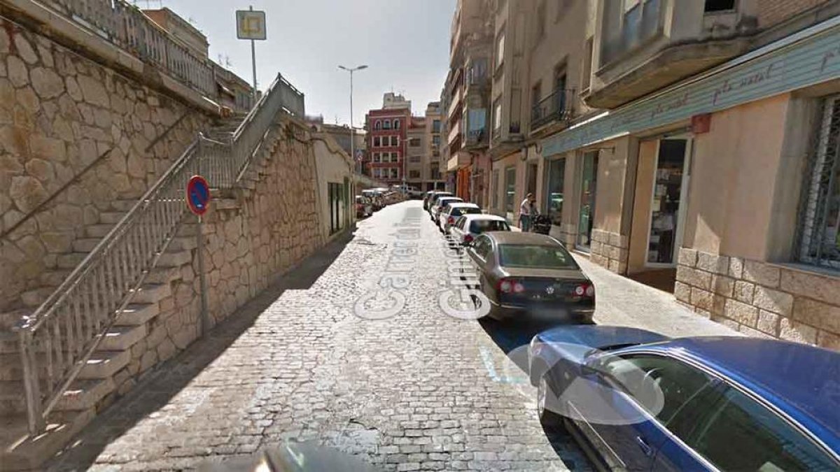 Una deflagració provoca un incendi en un habitatge