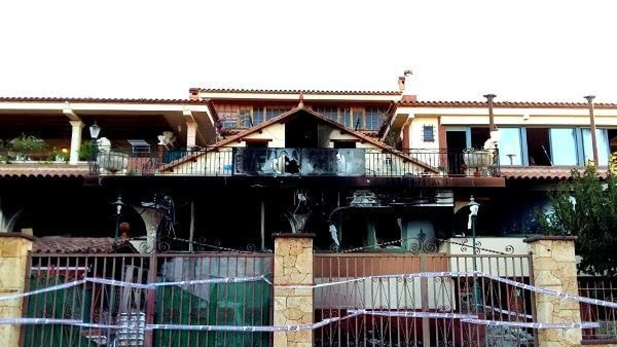 Una caravana i un vehicle calcinats en un incendi d'una casa a Altafulla