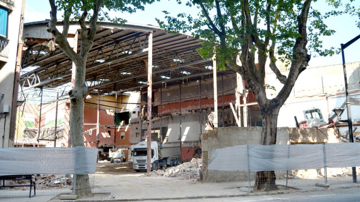 El derribo del edificio deja ver el esqueleto del antiguo cine Palace
