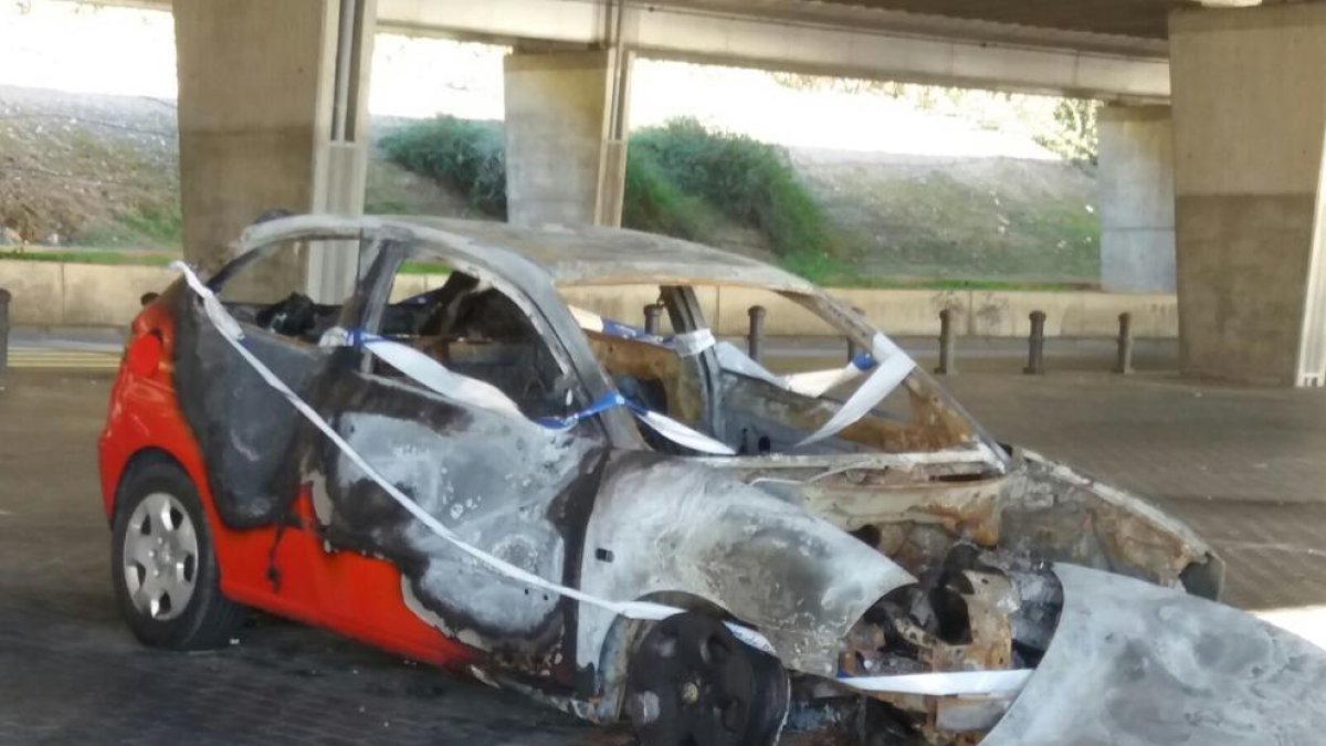 Un coche calcinado lleva más de una semana en el aparcamiento del Miracle