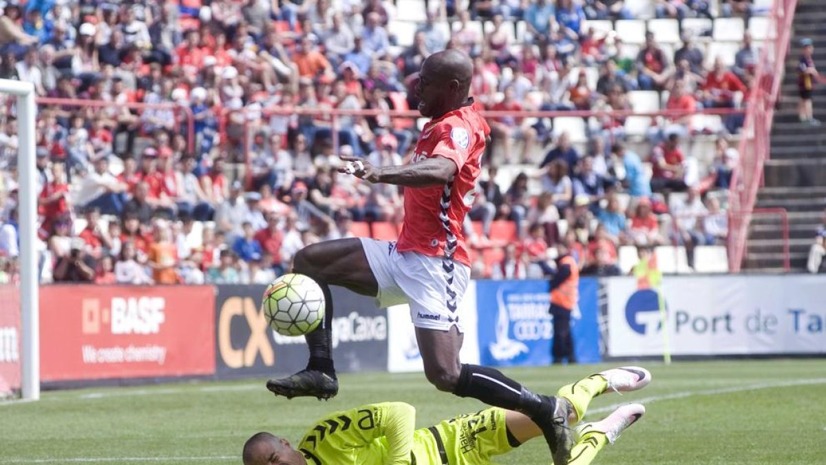 Archille Emaná quiere volver al Nàstic