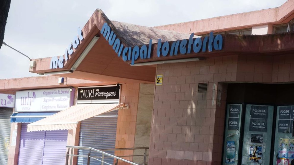 Estudian la posibilidad de construir la nueva biblioteca en el mercado