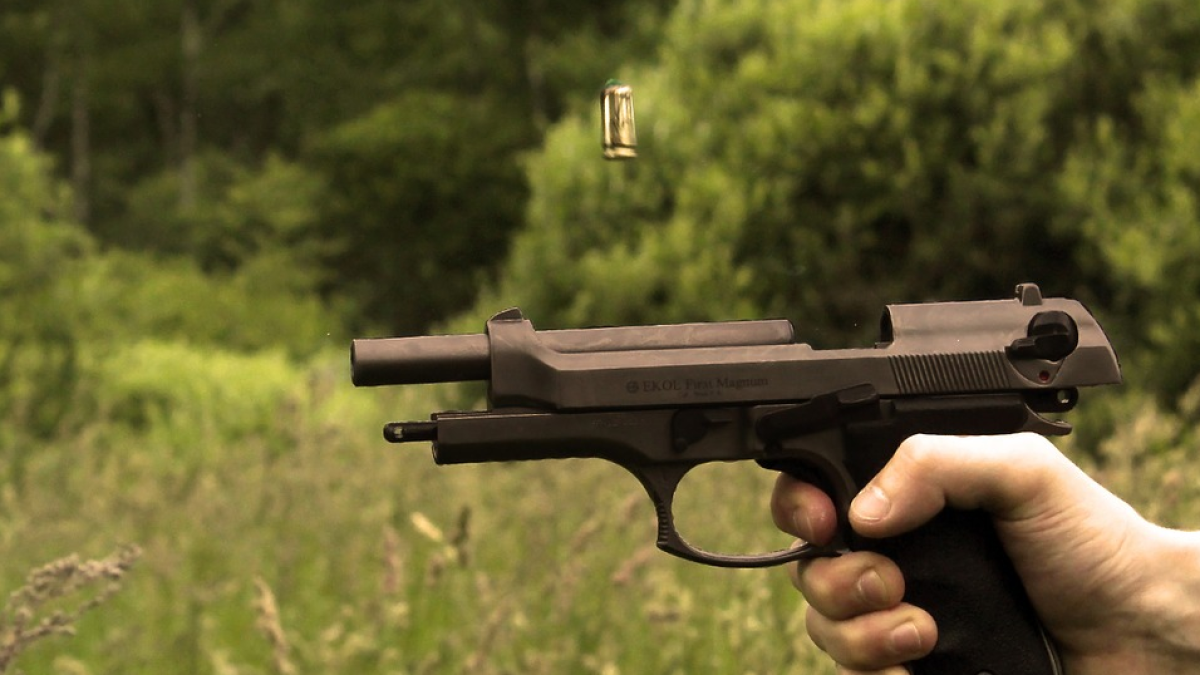 Un home mata al seu fill després de discutir sobre qui passejava el gos