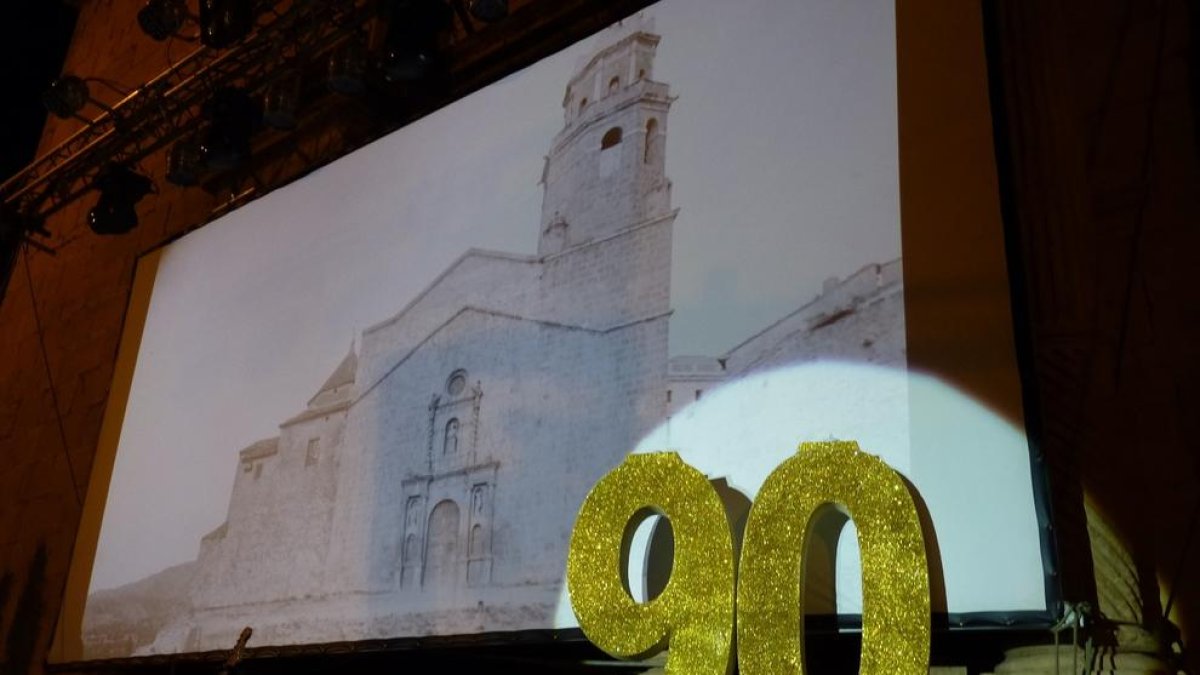Nit festiva en la plaza Baranova de Tivissa para celebrar su 90º aniversario