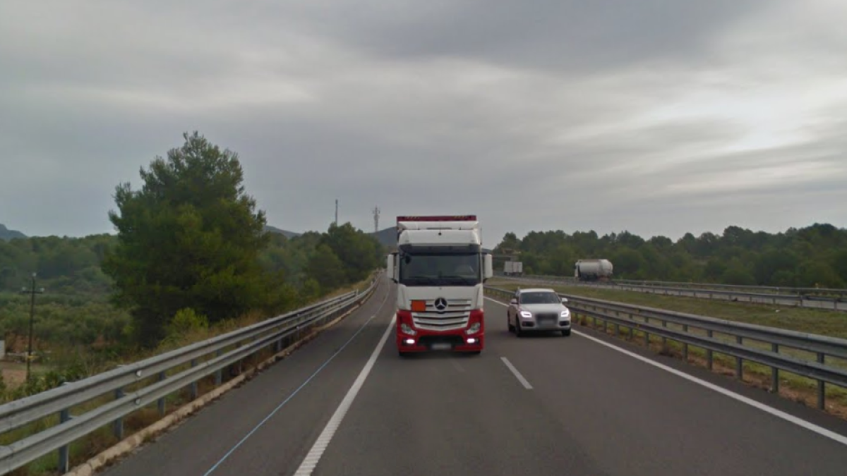 Dos carrils tallats a l'AP-2 a Montmell per l'incendi d'un camió