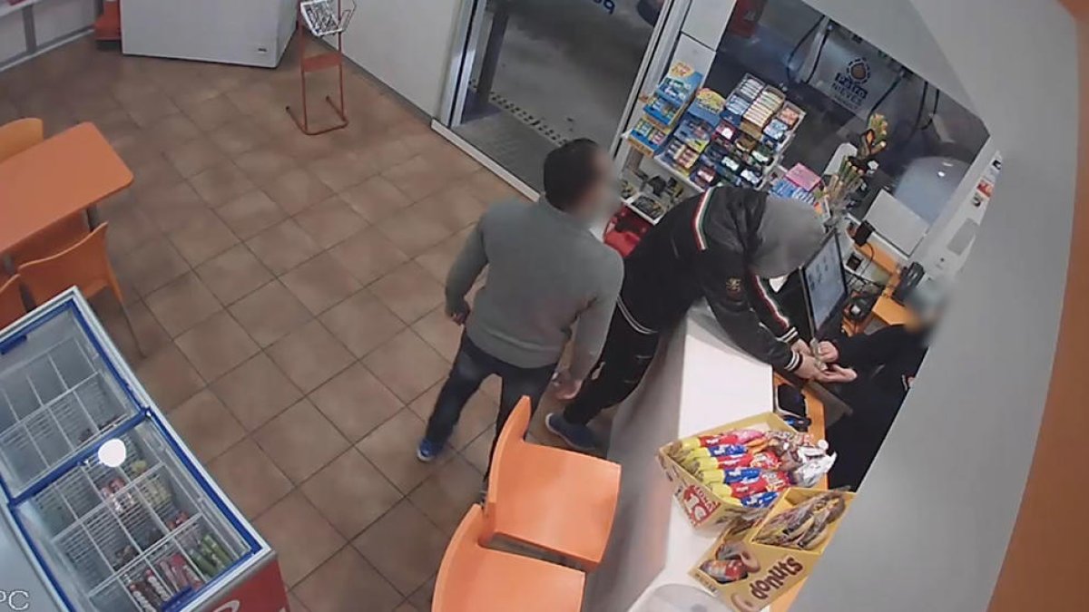 A presó per atracar a tres benzineres