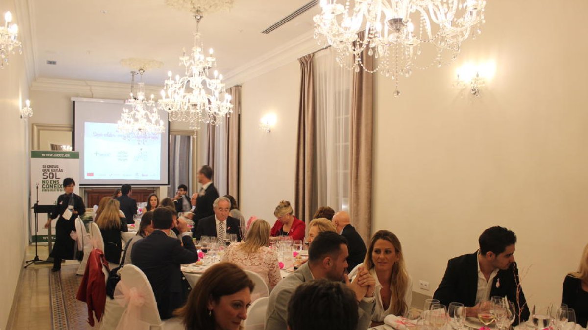 Cena solidaria contra el cáncer de mama en la Casa Joan Miret de Tarragona