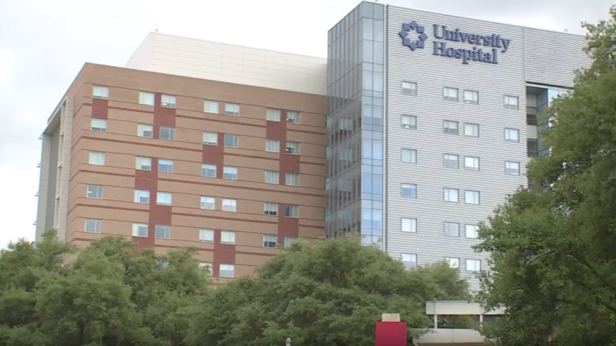 Una madre deja a sus hijas de 1 y 2 años en el coche mientras está de fiesta y acaban muriendo