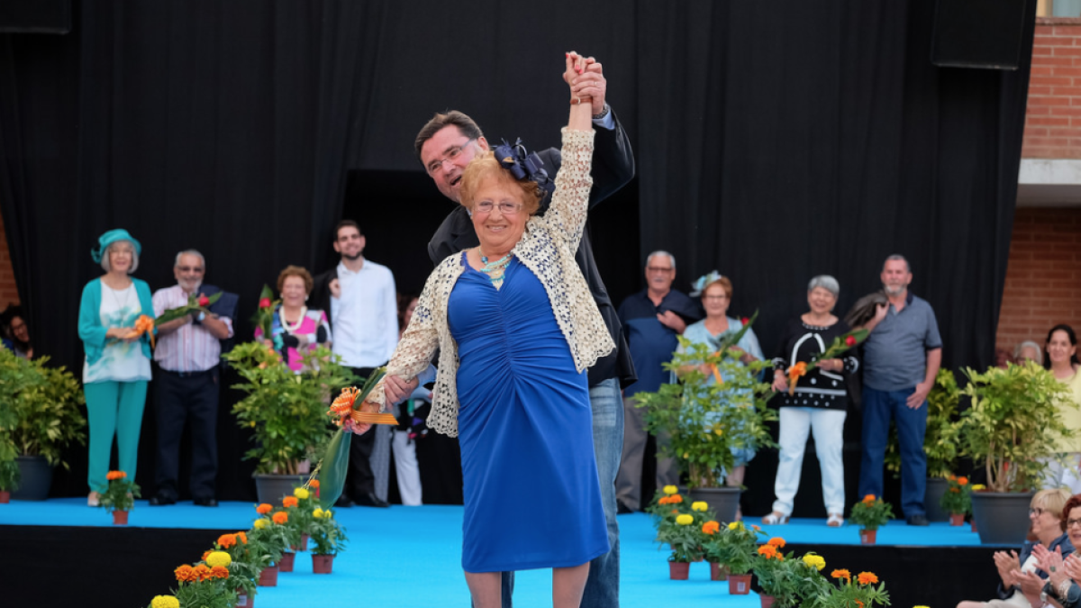 Desfilada d'alçada protagonitzada per la gent gran de la Pobla