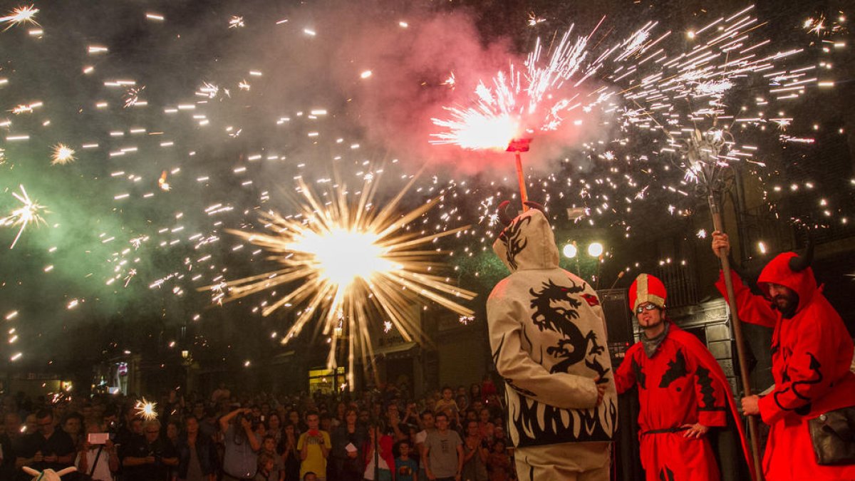 Multitudinaria Bajada al momento «más dulce» de los Diablos de Reus