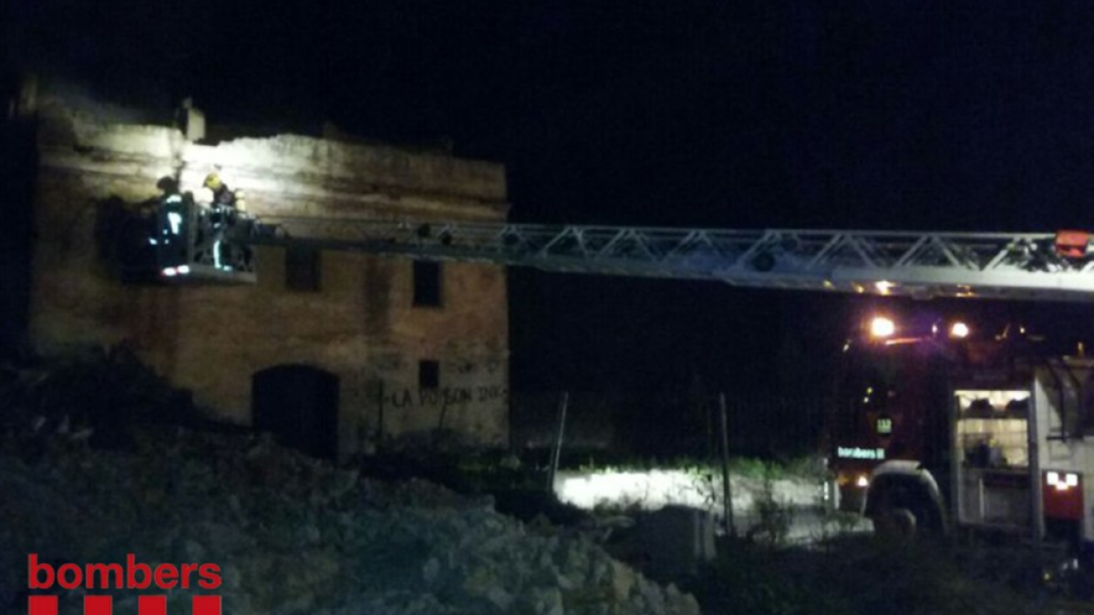 Un incendio quema una casa deshabitada de la Selva del Camp