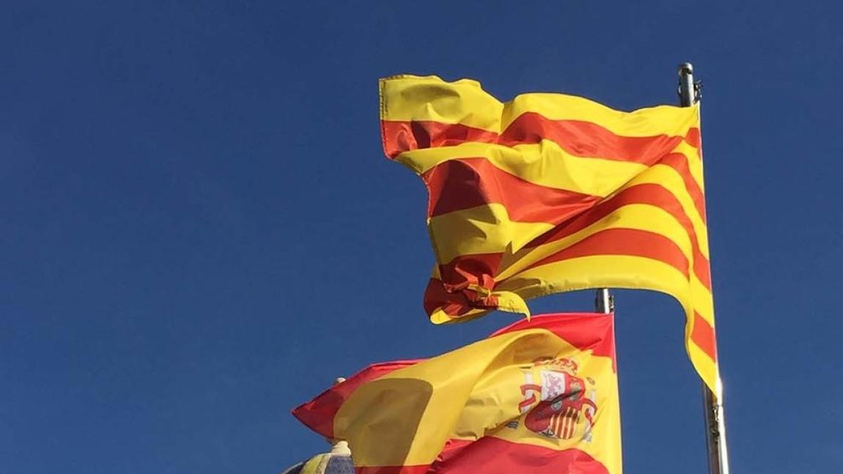 L'alcalde de Lleida destina un agent de la urbana a vigilar la bandera espanyola de la Paeria