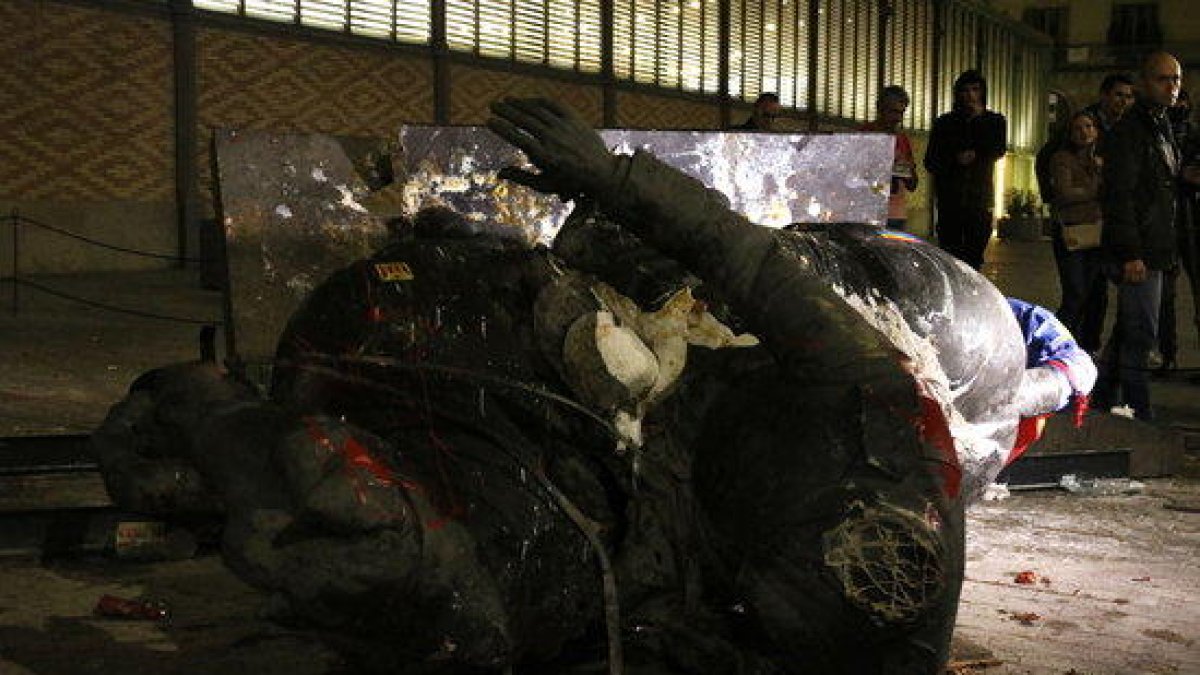 Tiren a terra l'estàtua de Franco que s'exhibia al Born