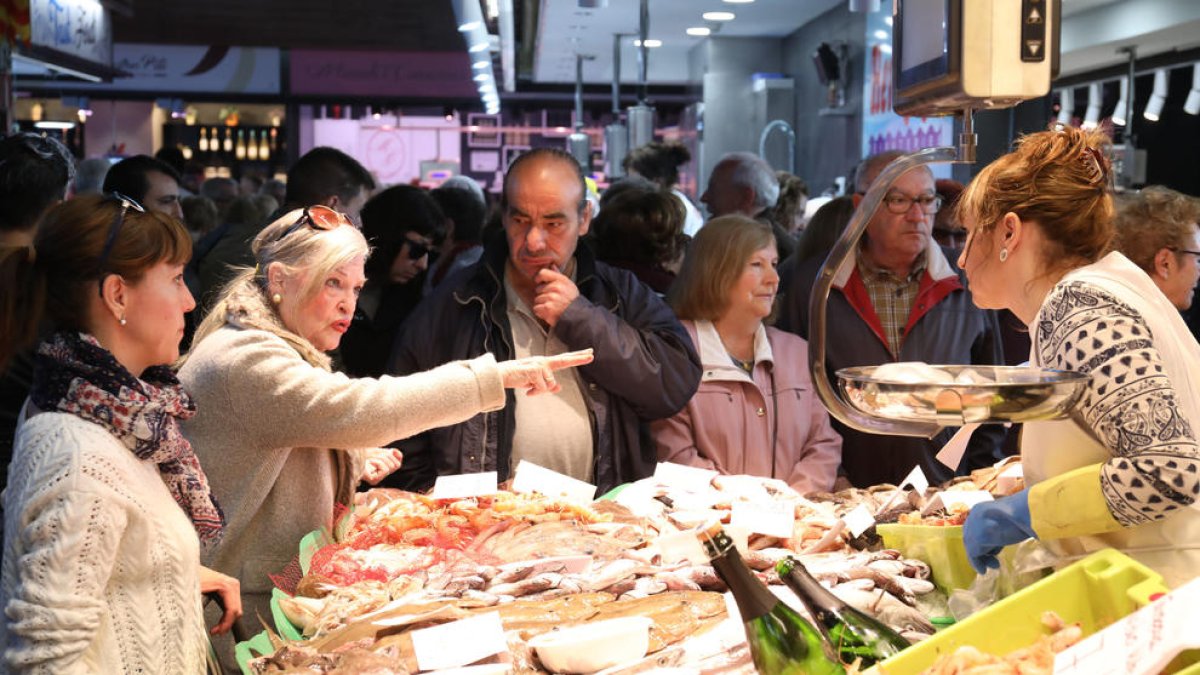 Las pescaderías del Mercado volverán a cerrar el sábado y no harán caso del Ayuntamiento