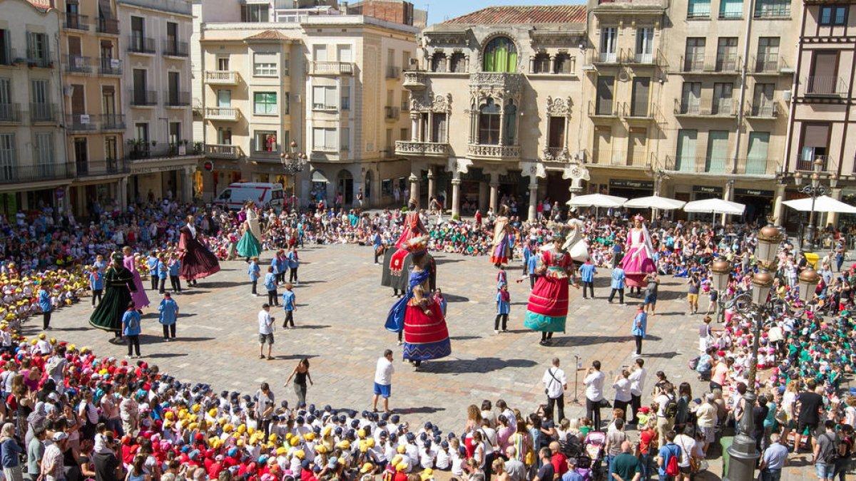 Corpus vuelve a Reus con la coca con cerezas, el huevo cómo baila y los elementos festivos