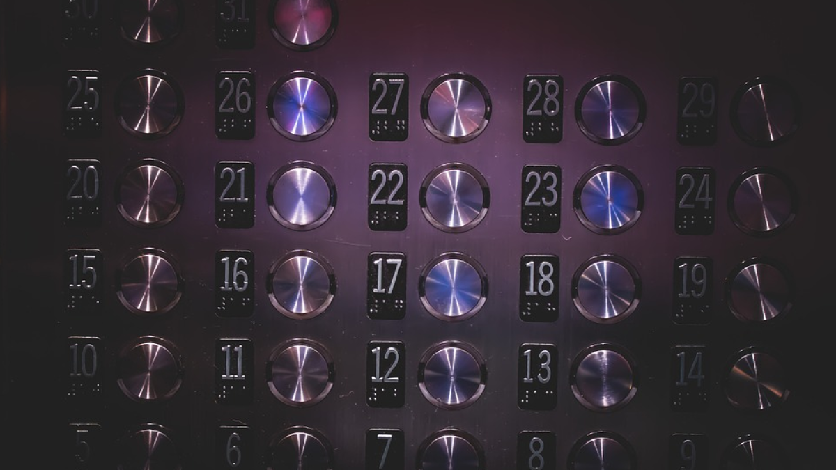 Encuentran a un hombre de 80 años muerto en un ascensor después de un mes desaparecido