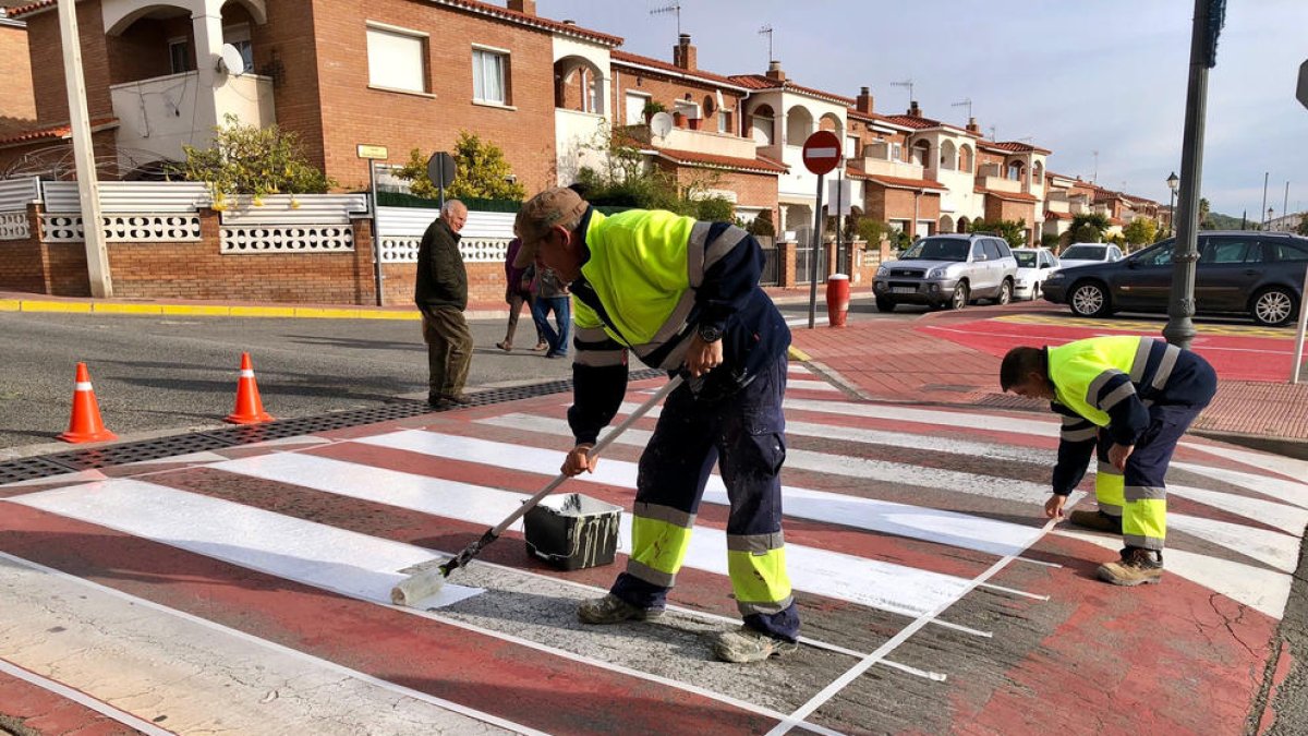 Roda de Berà crea aparcamientos de motos antes de los pasos de peatones