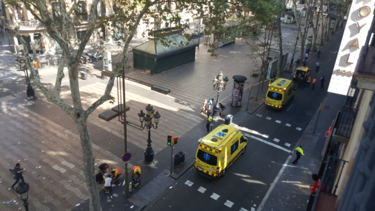 Diversos ferits en un atropellament massiu a les Rambles de Barcelona