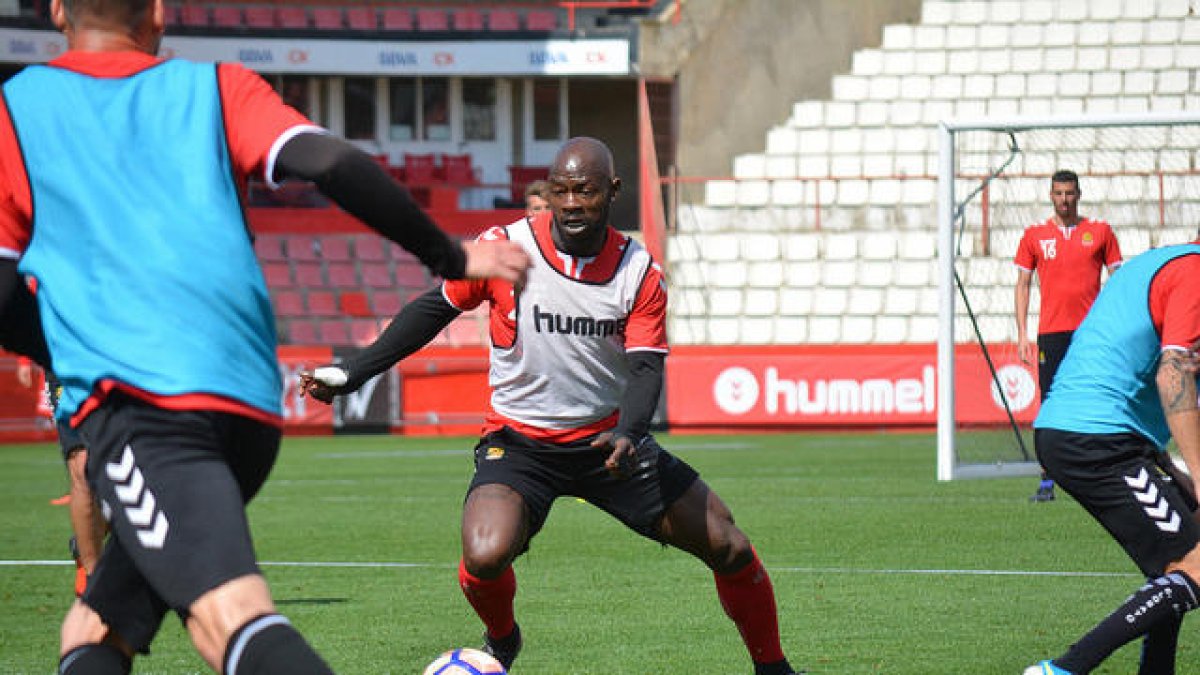 Merino es carrega a Achille Emaná i a Lobato i aposta per Stephane en punta